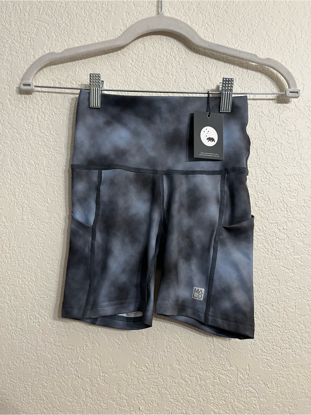 Malo Women's Gray Tie-Dye Athletic Bike Shorts with Side Pockets